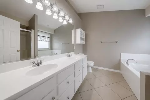 Bath - 5 Greythorne Cir, Bloomington, IL 61704 photo 2 of 5