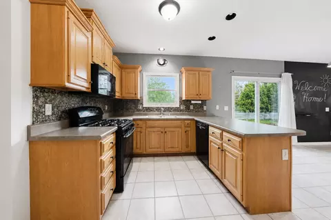 Kitchen - 5 Greythorne Cir, Bloomington, IL 61704 photo 4 of 5