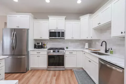 Kitchen - 3172 Sun Valley Dr, Kankakee, IL 60901 photo 4 of 5