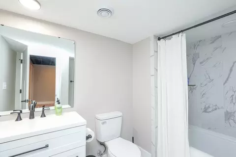 Bath - 3172 Sun Valley Dr, Kankakee, IL 60901 photo 4 of 4