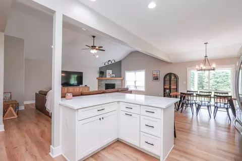 Kitchen - 3172 Sun Valley Dr, Kankakee, IL 60901 photo 3 of 5