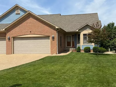 5 Spruce Ct, Bloomington, IL 61704