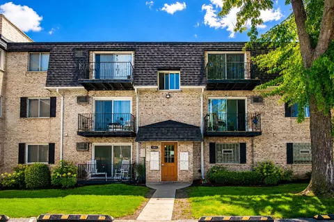 1303 N Baldwin Ct #2D, Palatine, IL 60074