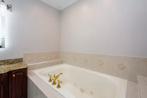 Bath - 10303 Fox Bluff Ln, Spring Grove, IL 60081 photo 2 of 5