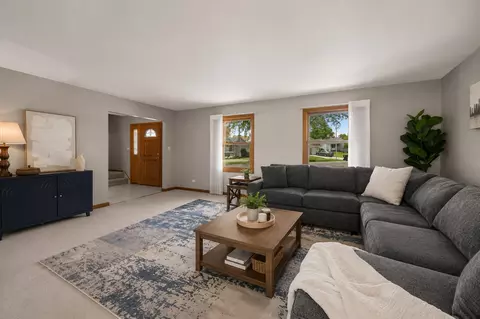 Living - 4095 Victoria Dr, Hoffman Estates, IL 60192 photo 2 of 4