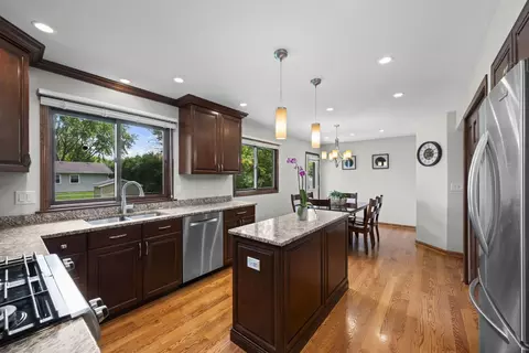 Kitchen - 4095 Victoria Dr, Hoffman Estates, IL 60192 photo 6 of 6