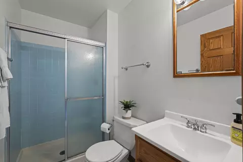 Bath - 4095 Victoria Dr, Hoffman Estates, IL 60192 photo 1 of 3