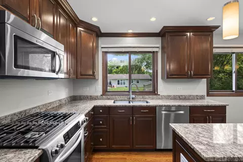 Kitchen - 4095 Victoria Dr, Hoffman Estates, IL 60192 photo 5 of 6