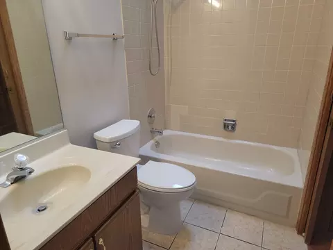Bath - 473 Nicole Dr #3C, Bartlett, IL 60103 photo 2 of 4