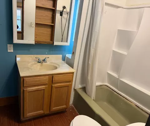 Bath - 625 Oconor Ave, Lasalle, IL 61301 photo 1 of 2