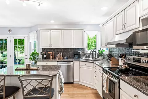 Kitchen - 1908 Quail Run Cc Ct, Normal, IL 61761 photo 4 of 6