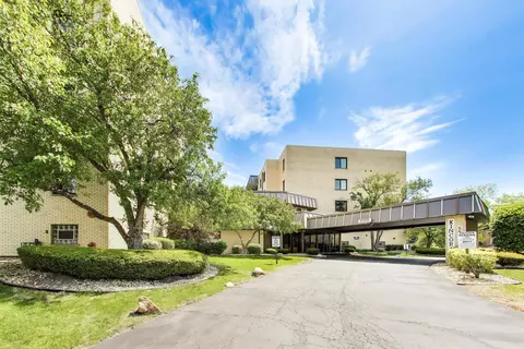 5840 W 104th St #415, Oak Lawn, IL 60453