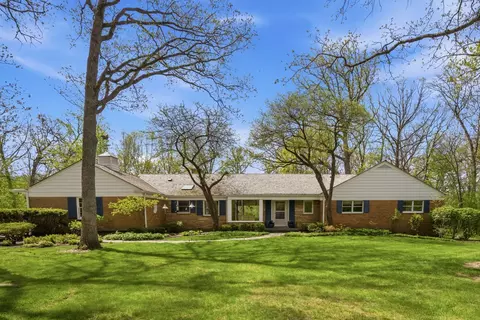 880 Hiawatha Ln, Riverwoods, IL 60015
