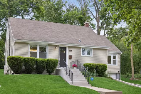 304 Bryant Ave, Glen Ellyn, IL 60137
