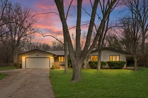 180 Crescent Knoll Dr, Green Oaks, IL 60048