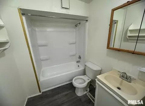 Bath - 428 7th St, Moline, IL 61265 photo 1 of 2