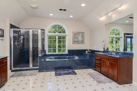 Bath - 15626 E 910 North Rd, Bloomington, IL 61705 photo 2 of 9