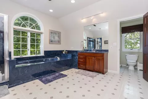 Bath - 15626 E 910 North Rd, Bloomington, IL 61705 photo 5 of 9