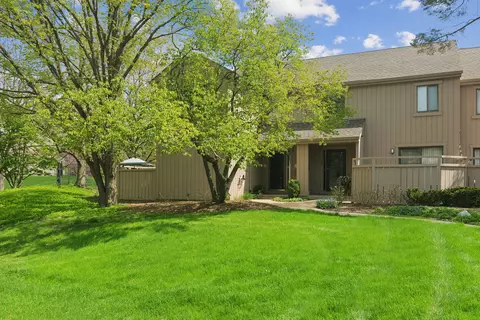 471 Old Barn Rd, Lake Barrington, IL 60010
