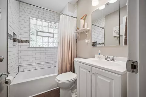Bath - 138 Kimberly Rd, East Dundee, IL 60118 photo 2 of 2