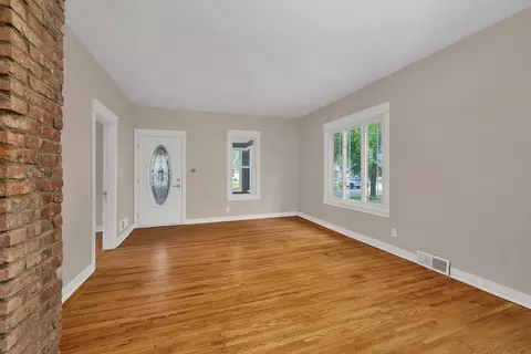 Living - 410 E Chapin St, Morris, IL 60450 photo 2 of 3