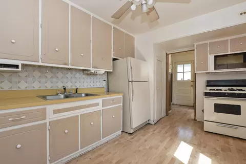 Kitchen - 14516 Kolmar Ave, Midlothian, IL 60445 photo 1 of 3