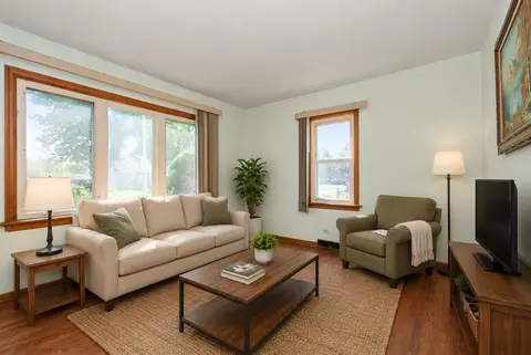 Living - 14516 Kolmar Ave, Midlothian, IL 60445 photo 2 of 3