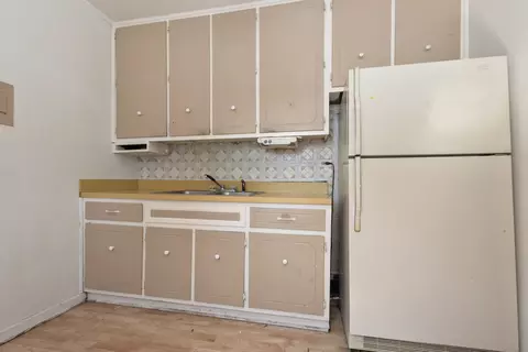 Kitchen - 14516 Kolmar Ave, Midlothian, IL 60445 photo 2 of 3