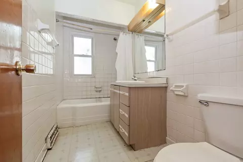 Bath - 14516 Kolmar Ave, Midlothian, IL 60445 photo 1 of 2