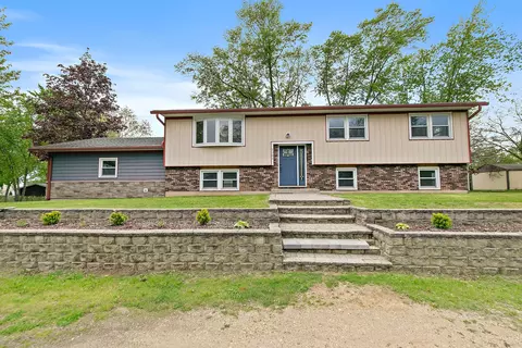 1101 Burr St, Lake In The Hills, IL 60156