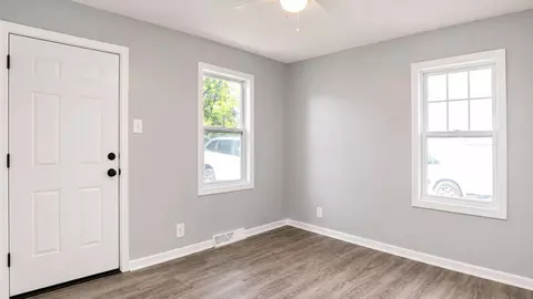 Living - 5301 West Ln, Mccullom Lake, IL 60050 photo 2 of 5