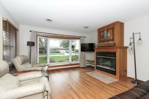 Living - 39 W609 Lori Ln, Elgin, IL 60124 photo 2 of 3