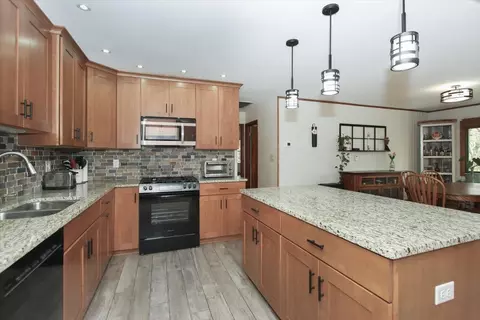 Kitchen - 39 W609 Lori Ln, Elgin, IL 60124 photo 3 of 4