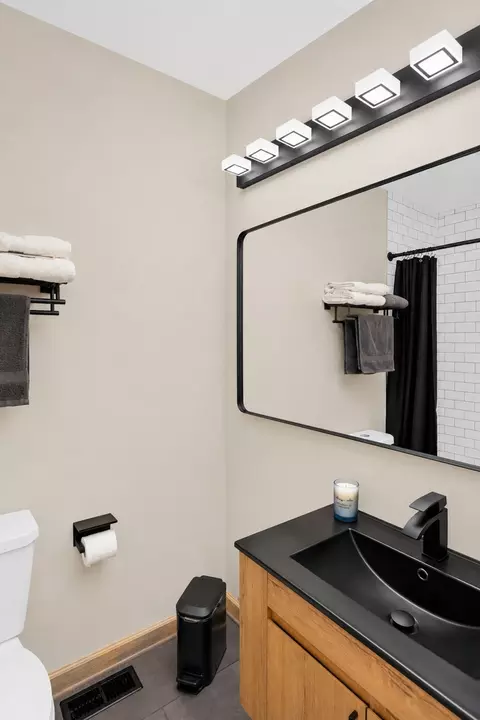 Bath - 3627 Hyde Park Ct, Elgin, IL 60124 photo 2 of 5