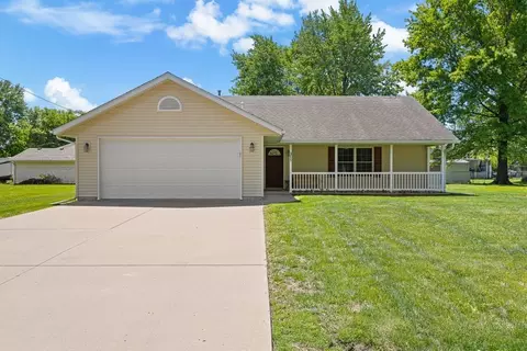 315 E Lotte St, Blue Grass, IA 52726