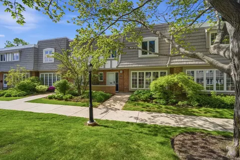 1490 Avignon Ct, Highland Park, IL 60035