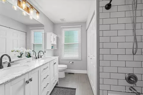 Bath - 1150 Appleton Ln, Geneva, IL 60134 photo 1 of 3