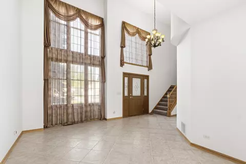 Living - 546 N 4th Ave, Addison, IL 60101 photo 5 of 8