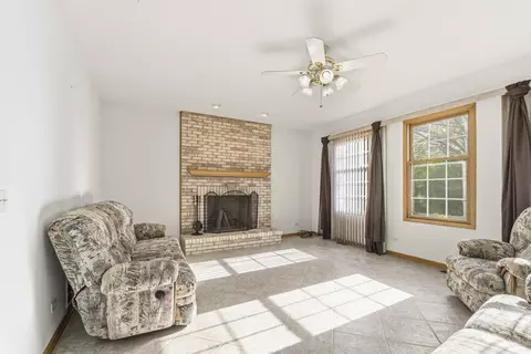 Living - 546 N 4th Ave, Addison, IL 60101 photo 3 of 8
