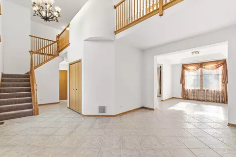 Living - 546 N 4th Ave, Addison, IL 60101 photo 7 of 8
