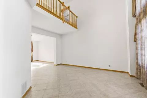 Living - 546 N 4th Ave, Addison, IL 60101 photo 8 of 8