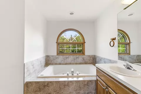Bath - 546 N 4th Ave, Addison, IL 60101 photo 4 of 7