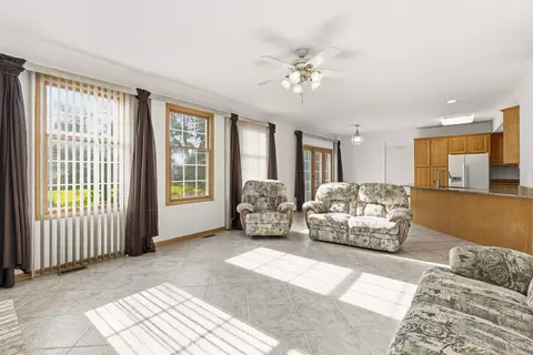 Living - 546 N 4th Ave, Addison, IL 60101 photo 2 of 8