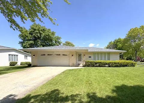 901 Lark St, Peotone, IL 60468