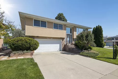 8638 W Sun Valley Dr, Palos Hills, IL 60465