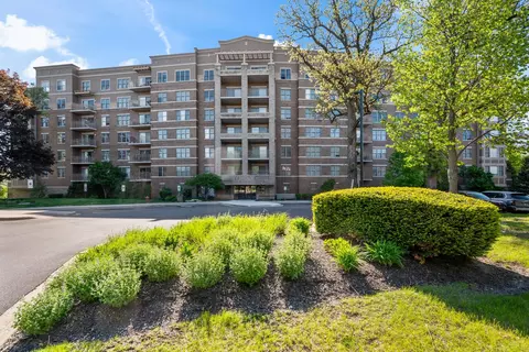 125 Lakeview Dr #301, Bloomingdale, IL 60108
