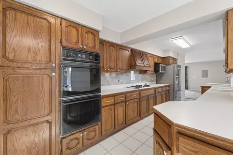 Kitchen - 6923 Elder Ct, Bridgeview, IL 60455 photo 2 of 4