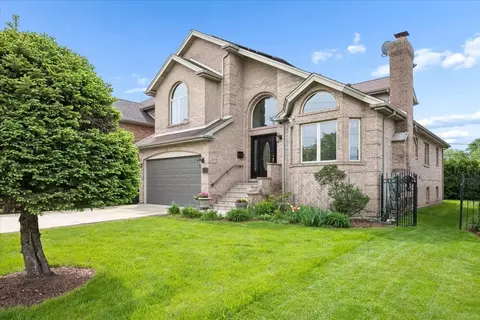 8317 W Ballard Rd, Niles, IL 60714