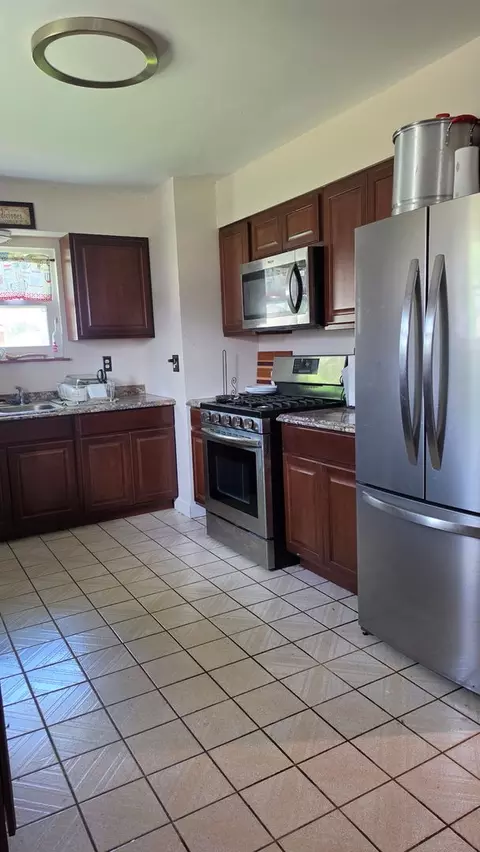 Kitchen - 7751 Massasoit, Burbank, IL 60459 photo 2 of 3