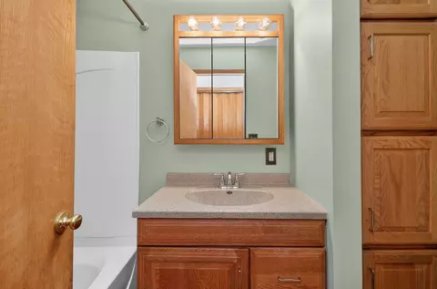 Bath - 180 Alschuler Dr, Aurora, IL 60506 photo 2 of 2